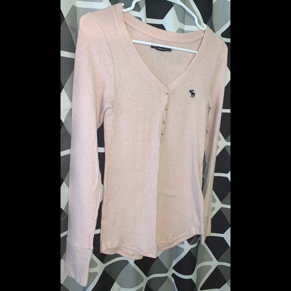 🔥Sold on MERC🔥 A&F top
Very light pink color